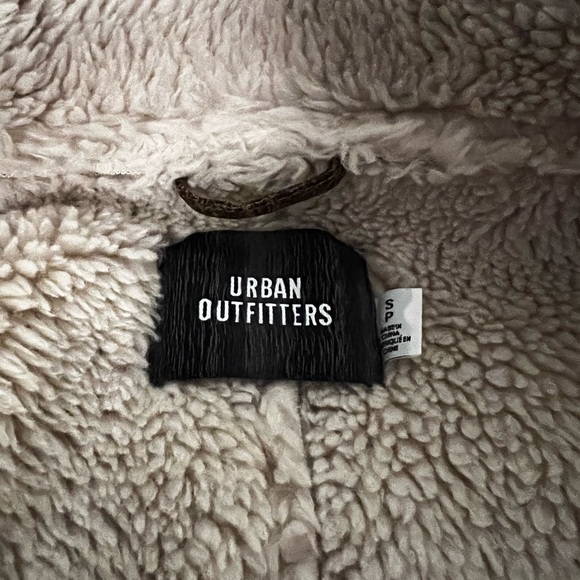 Urban Outfitters Sherpa Button Front Lightweight Coat - Picture 8 of 9